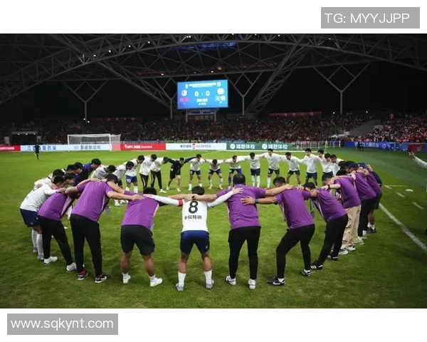 全兴足球队奋勇争先展现团队精神和拼搏意志的精彩瞬间